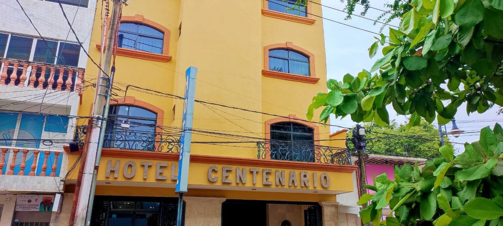 Fachada del hotel y referencia visual de ubicación
